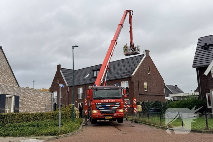Losgekomen dakplaat zorgt voor ingrijpen brandweer