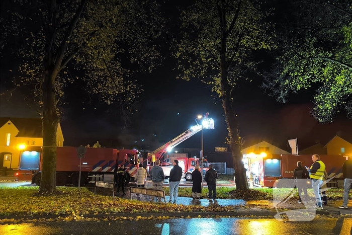 Brandweer groots ingezet bij brand in autobedrijf