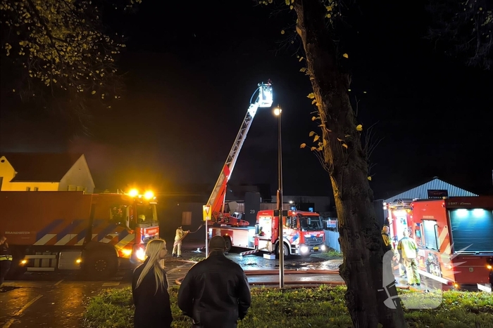 Brandweer groots ingezet bij brand in autobedrijf