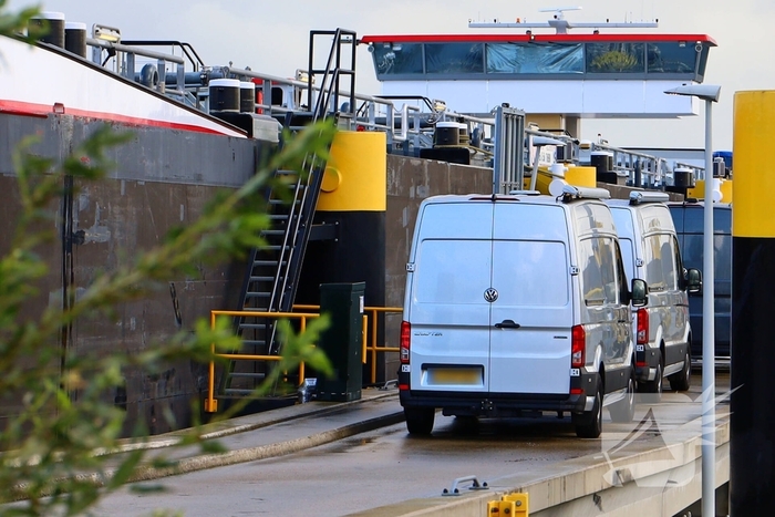 Hulpdiensten zoeken vermiste opvarenden