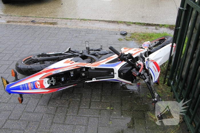 Crossmotor geschept door auto tijdens ongeval