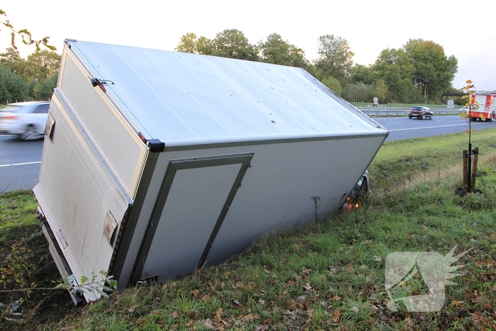 Bakwagen eindigt in greppel naast snelweg