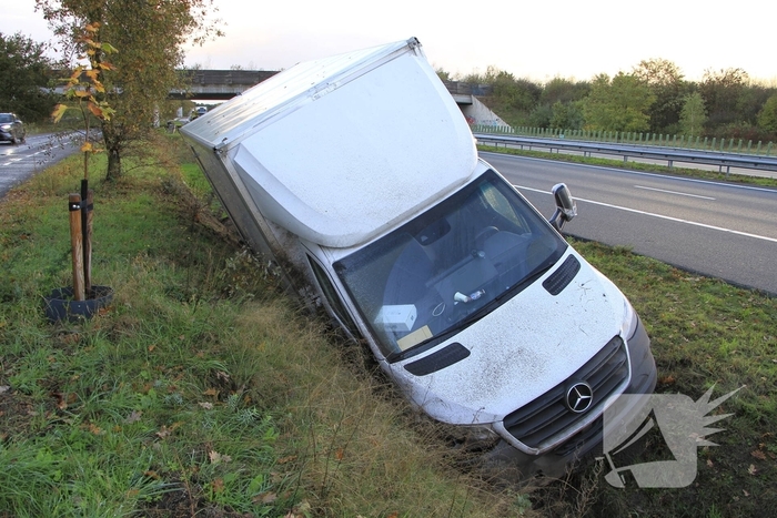 Bakwagen eindigt in greppel naast snelweg