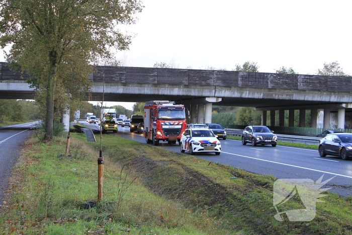 Bakwagen eindigt in greppel naast snelweg
