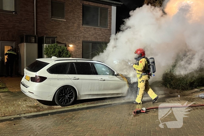 Autobrand zorgt voor schade en onderzoek