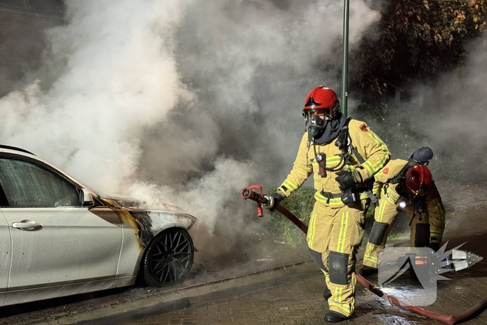 Autobrand zorgt voor schade en onderzoek
