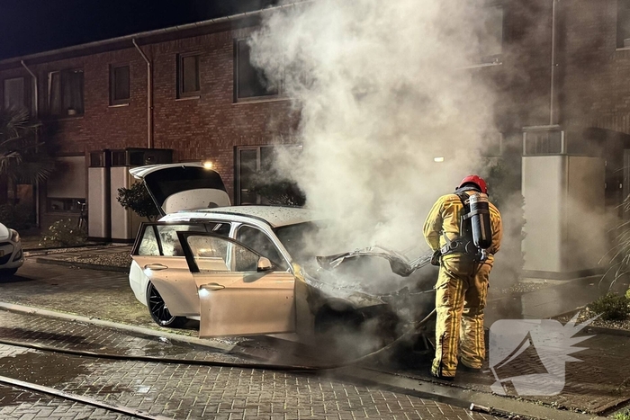 Autobrand zorgt voor schade en onderzoek
