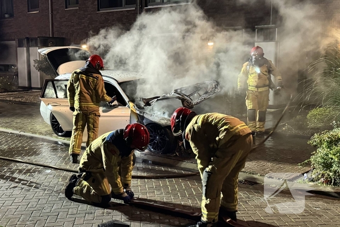 Autobrand zorgt voor schade en onderzoek
