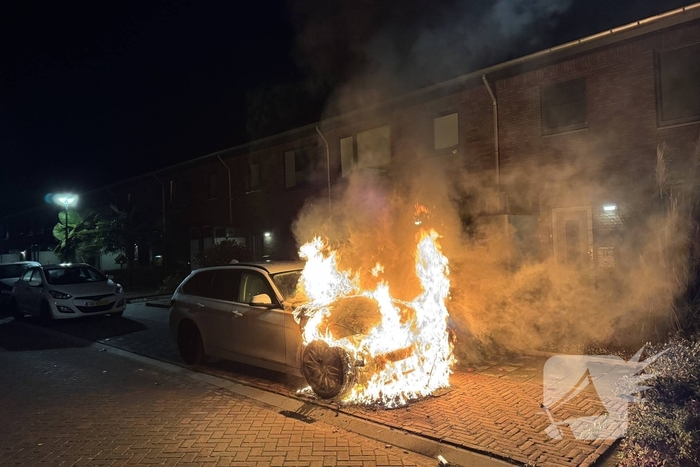 Autobrand zorgt voor schade en onderzoek
