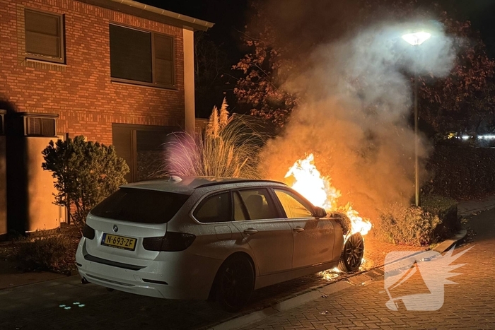 Autobrand zorgt voor schade en onderzoek