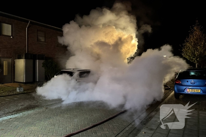 Autobrand zorgt voor schade en onderzoek