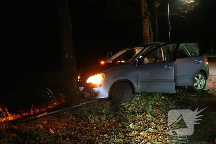 Auto botst tegen boom na verkeersbord omver te rijden
