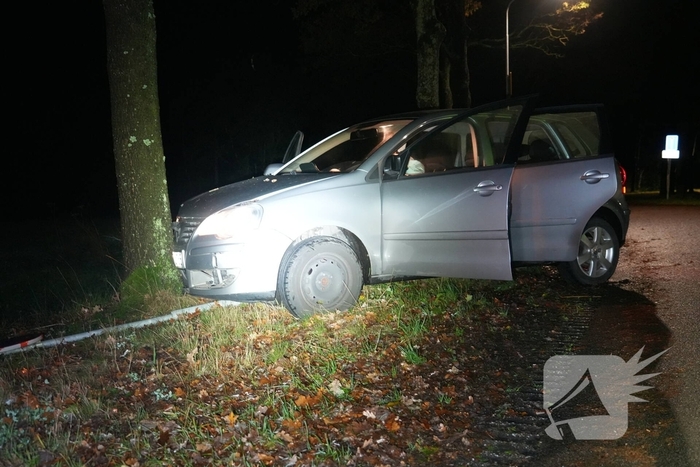 Auto botst tegen boom na verkeersbord omver te rijden