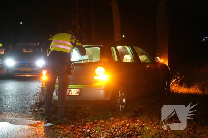 Auto botst tegen boom na verkeersbord omver te rijden