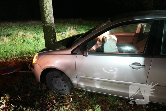 Auto botst tegen boom na verkeersbord omver te rijden