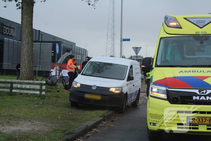 Fietser aangereden door bestelbus