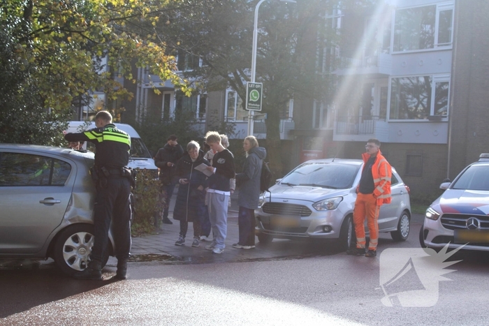 Twee voertuigen raken elkaar bij splitsing