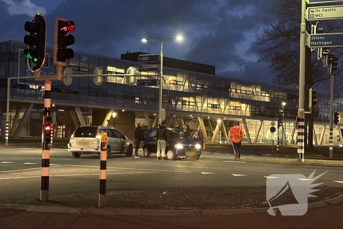 Twee auto's botsen op kruispunt