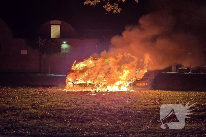 Auto brand volledig uitgebrand