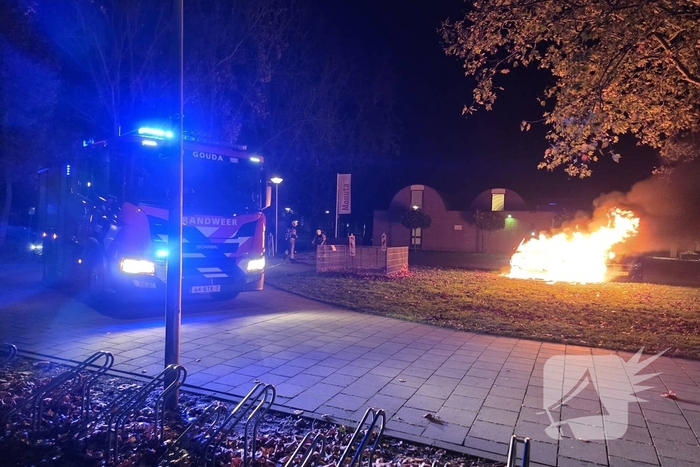 Auto brand volledig uitgebrand