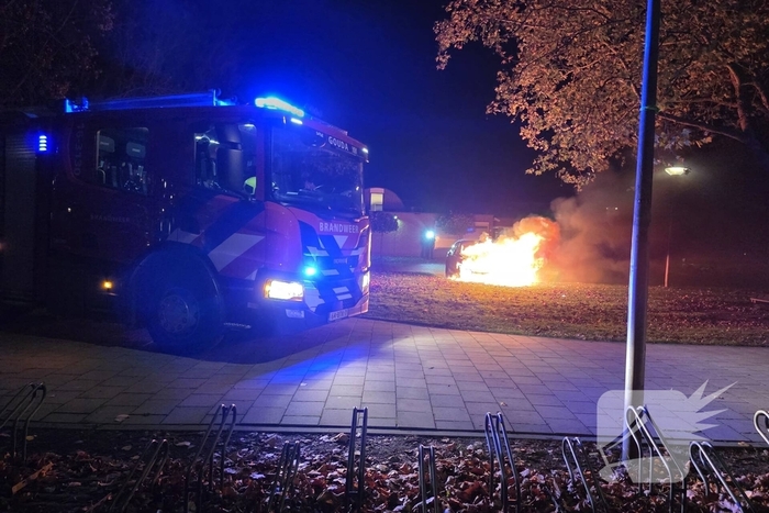 Auto brand volledig uitgebrand