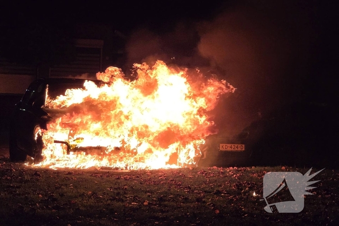 Auto brand volledig uitgebrand