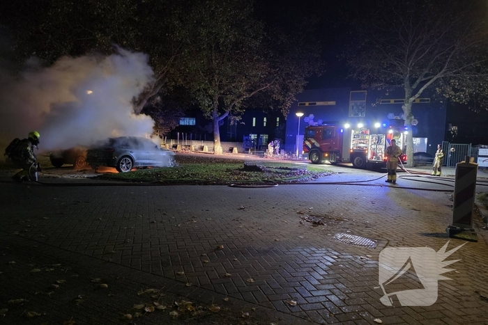Auto brand volledig uitgebrand