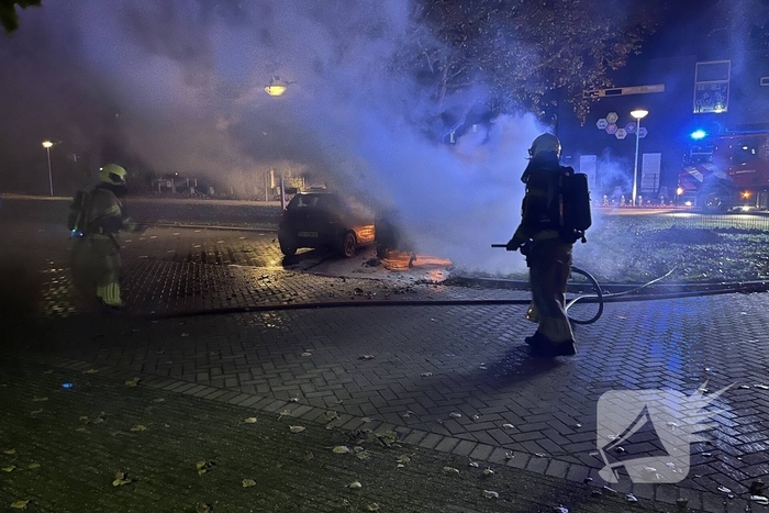 Auto brand volledig uitgebrand