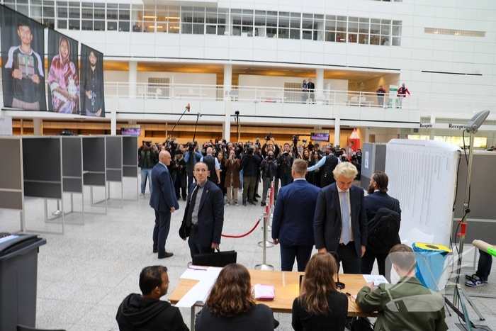 Grote belangstelling voor Wilders bij stembus