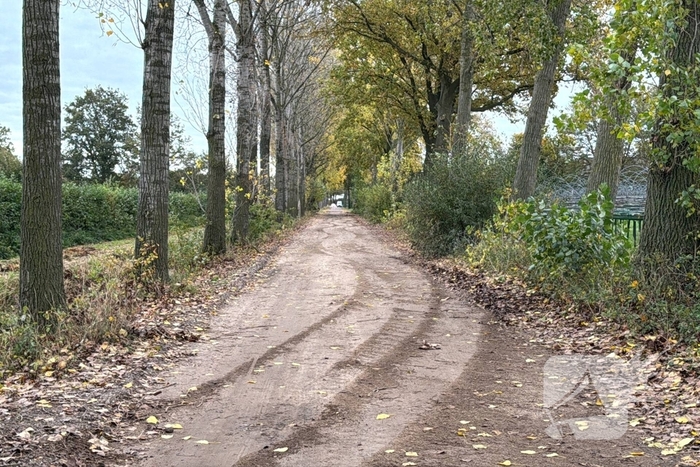 Jongeman speelt met auto en belandt in sloot