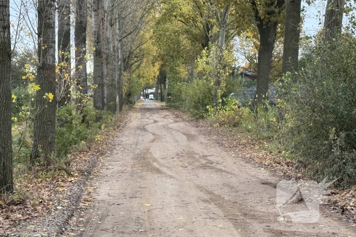 Jongeman speelt met auto en belandt in sloot