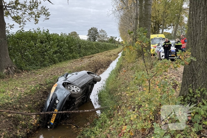 Jongeman speelt met auto en belandt in sloot