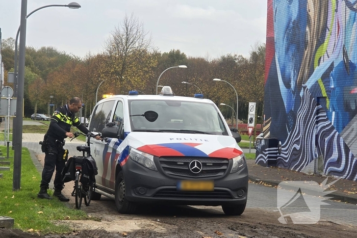 Fietser en autodeur botsen op parkeerterrein