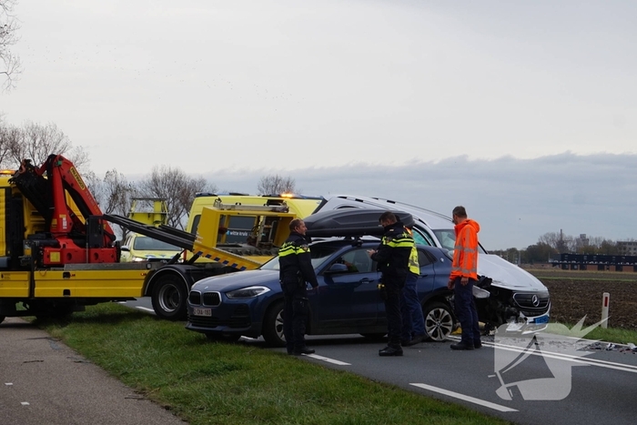 Botsing tussen auto en taxi