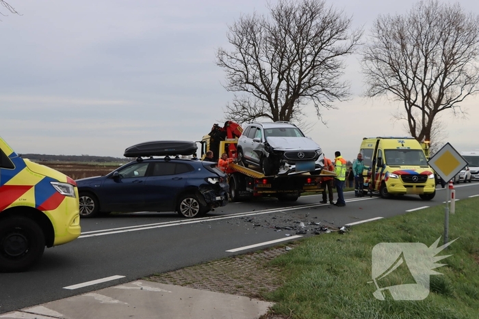 Botsing tussen auto en taxi