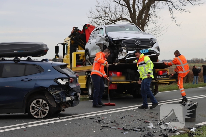Botsing tussen auto en taxi