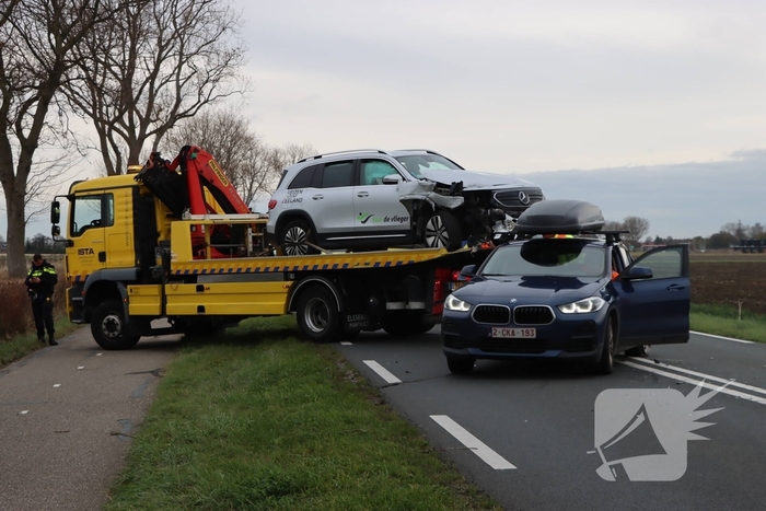 Botsing tussen auto en taxi