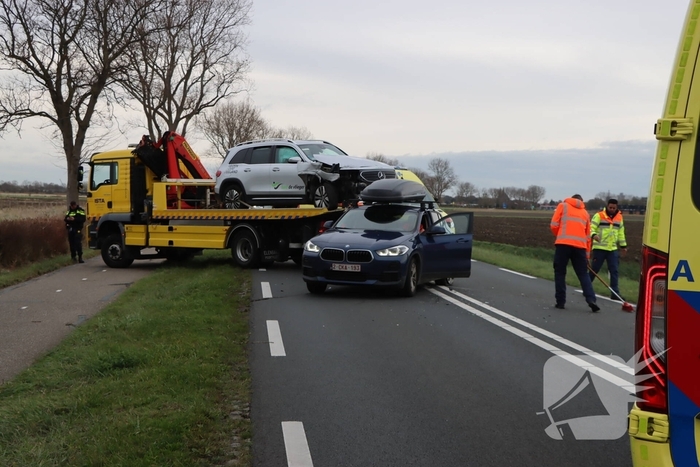 Botsing tussen auto en taxi