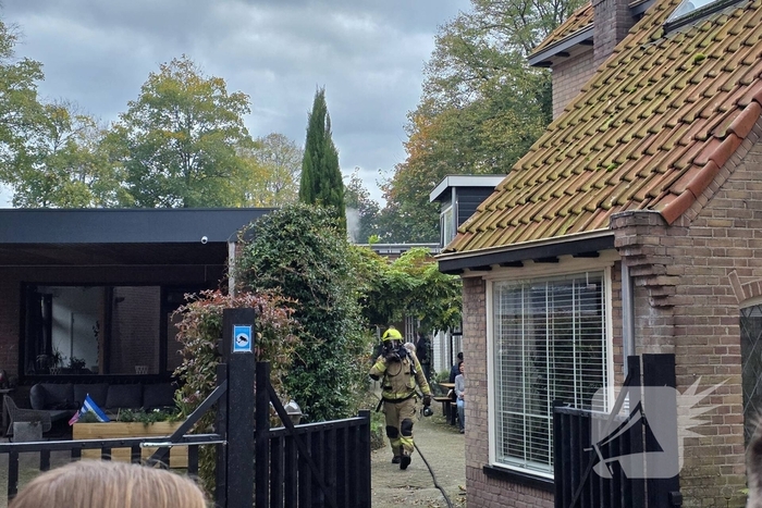 Brand in bijgebouw leidt tot grote rookontwikkeling