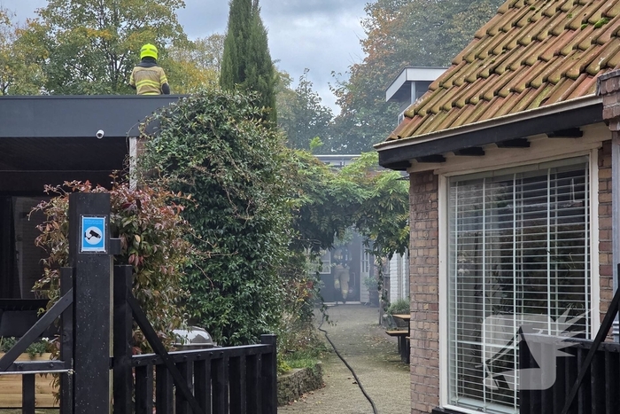 Brand in bijgebouw leidt tot grote rookontwikkeling