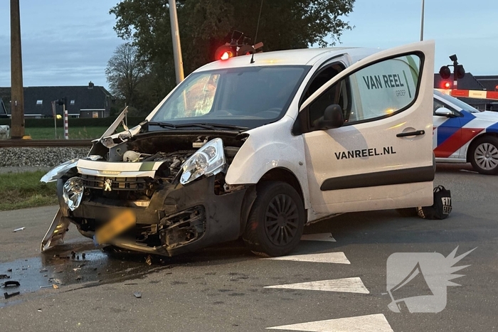 Automobilist belandt op de kop na aanrijding