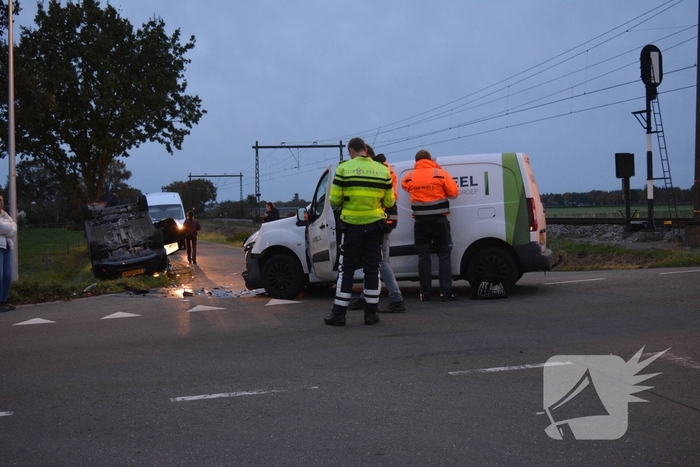 Automobilist belandt op de kop na aanrijding