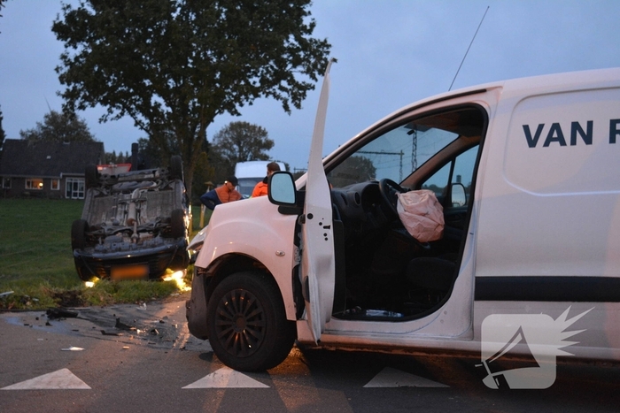 Automobilist belandt op de kop na aanrijding