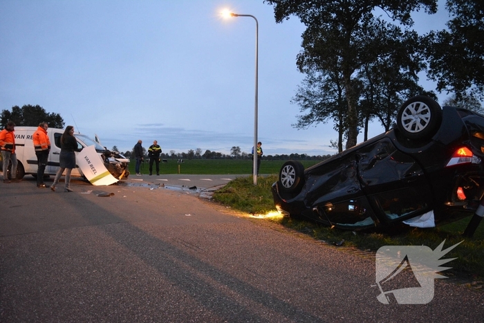 Automobilist belandt op de kop na aanrijding