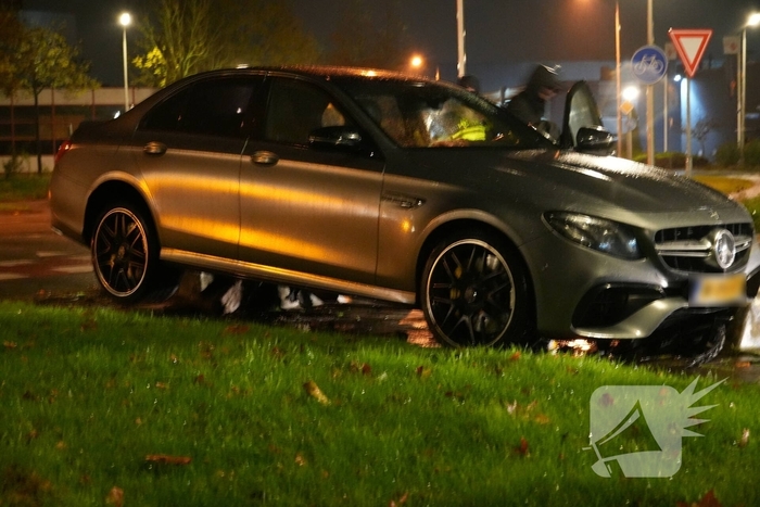 Automobilist verliest macht over het stuur en belandt op varkensrug