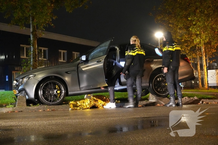 Automobilist verliest macht over het stuur en belandt op varkensrug