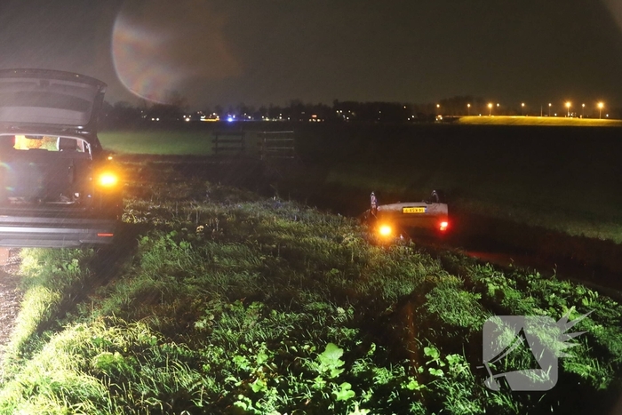 Auto op de kop in sloot
