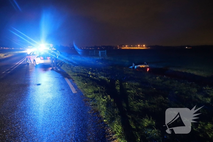 Auto op de kop in sloot