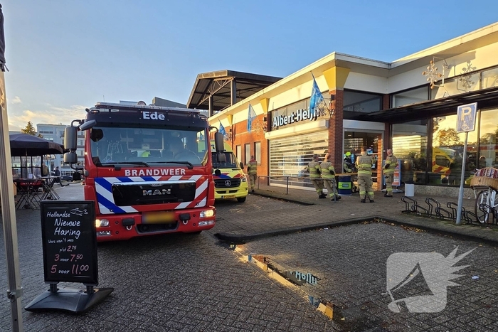 Medewerker supermarkt onwel bij ongeval met gevaarlijke stof en wordt naar ziekenhuis gebracht
