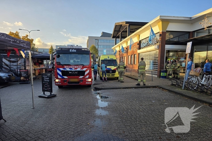 Medewerker supermarkt onwel bij ongeval met gevaarlijke stof en wordt naar ziekenhuis gebracht